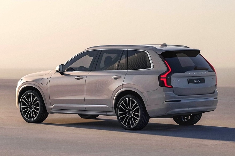 Обновлённый Volvo XC90: косая решётка, более рафинированный салон и прежняя техника