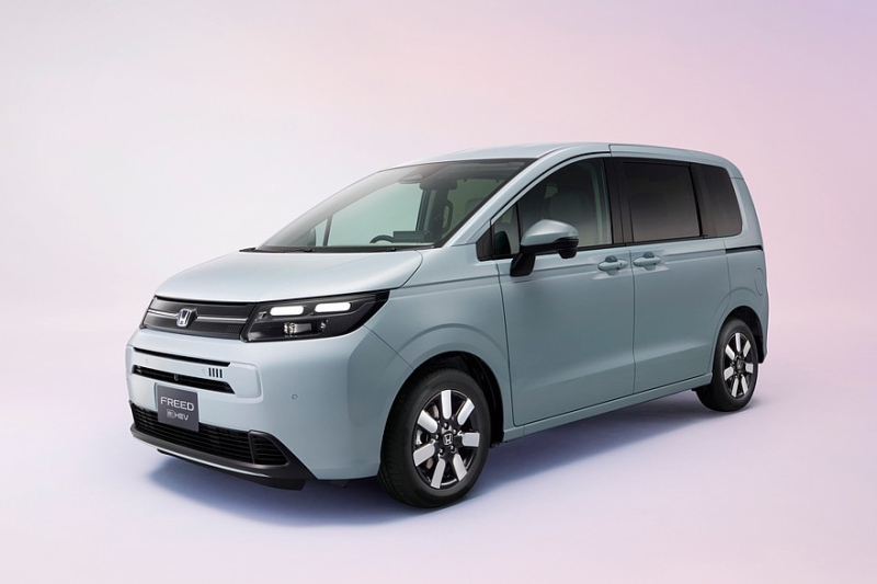 Компактвэн Honda Freed получил порцию обновок через полгода после старта продаж